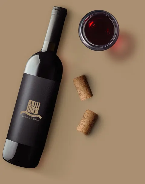 Garrafa de vinho com o selo Antenor & Filhos